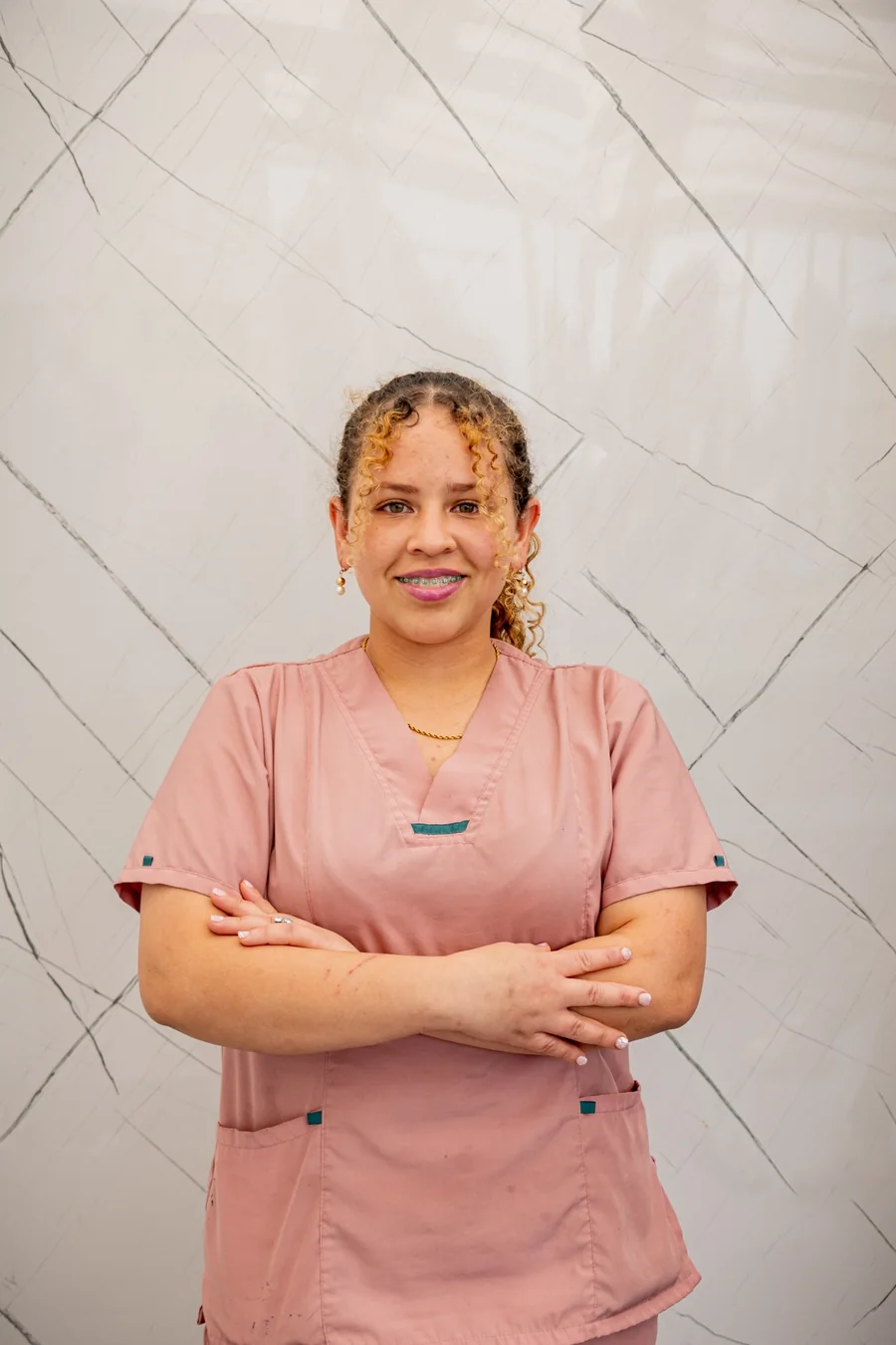 Retrato de Rebeca Niño, Auxiliar de Casa Hogar Caminos de Vida y Fe.
