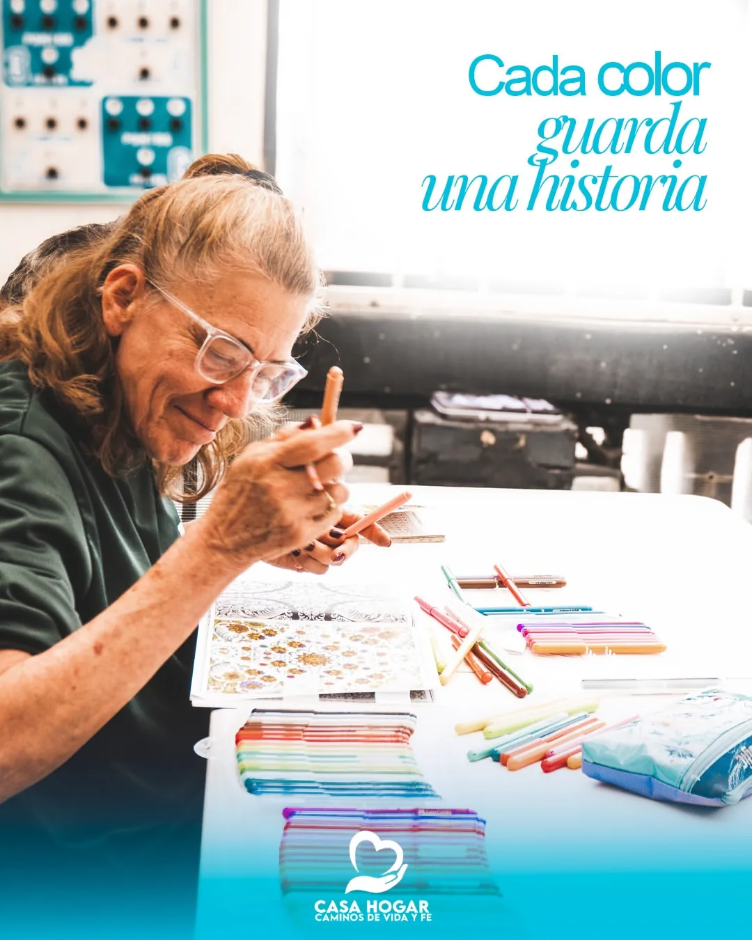 Persona mayor participa en actividad artística y de coloreado