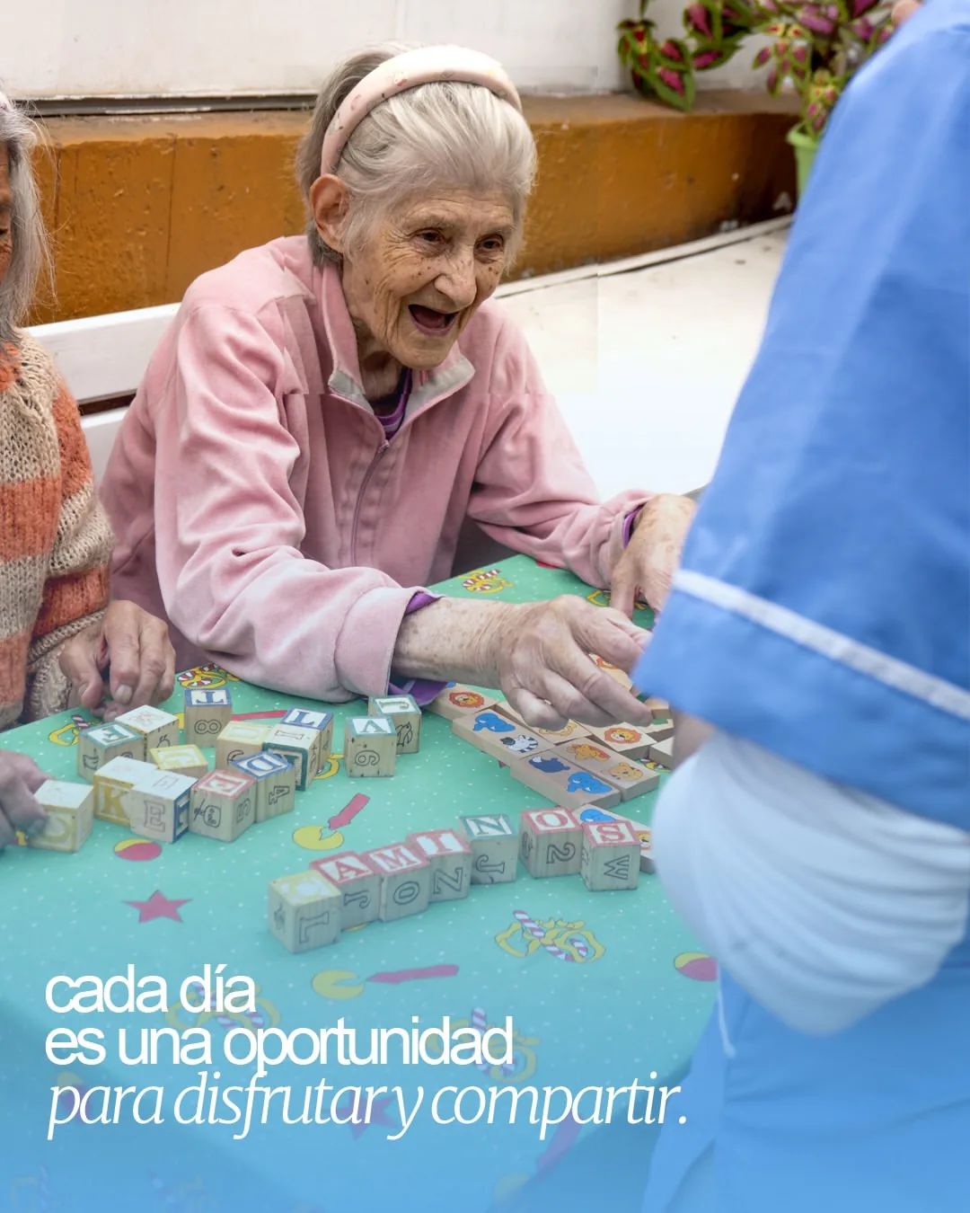 Persona mayor participa en una actividad con juegos y piezas de madera.