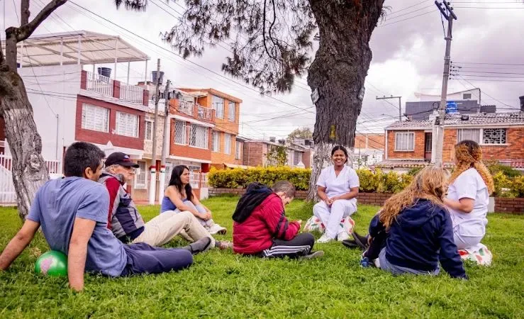 Actividad grupal en una zona verde de Bogotá