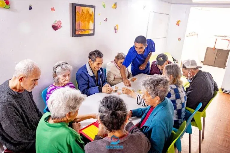 Personas mayores participan en una actividad grupal en Casa Hogar Caminos de Vida y Fe