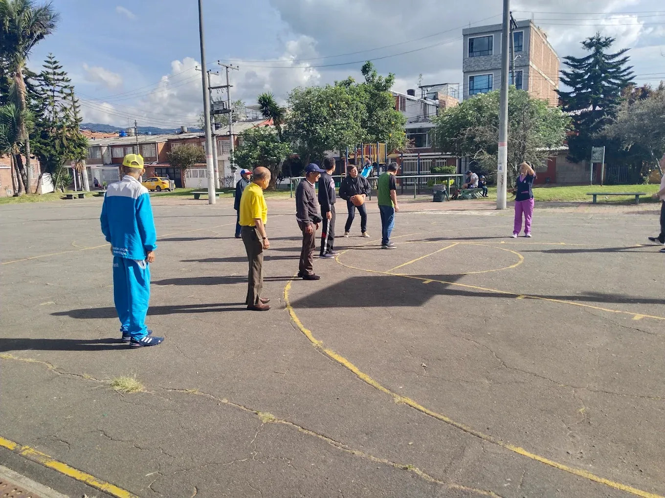 Actividad recreativa con balón al aire libre en Bogotá
