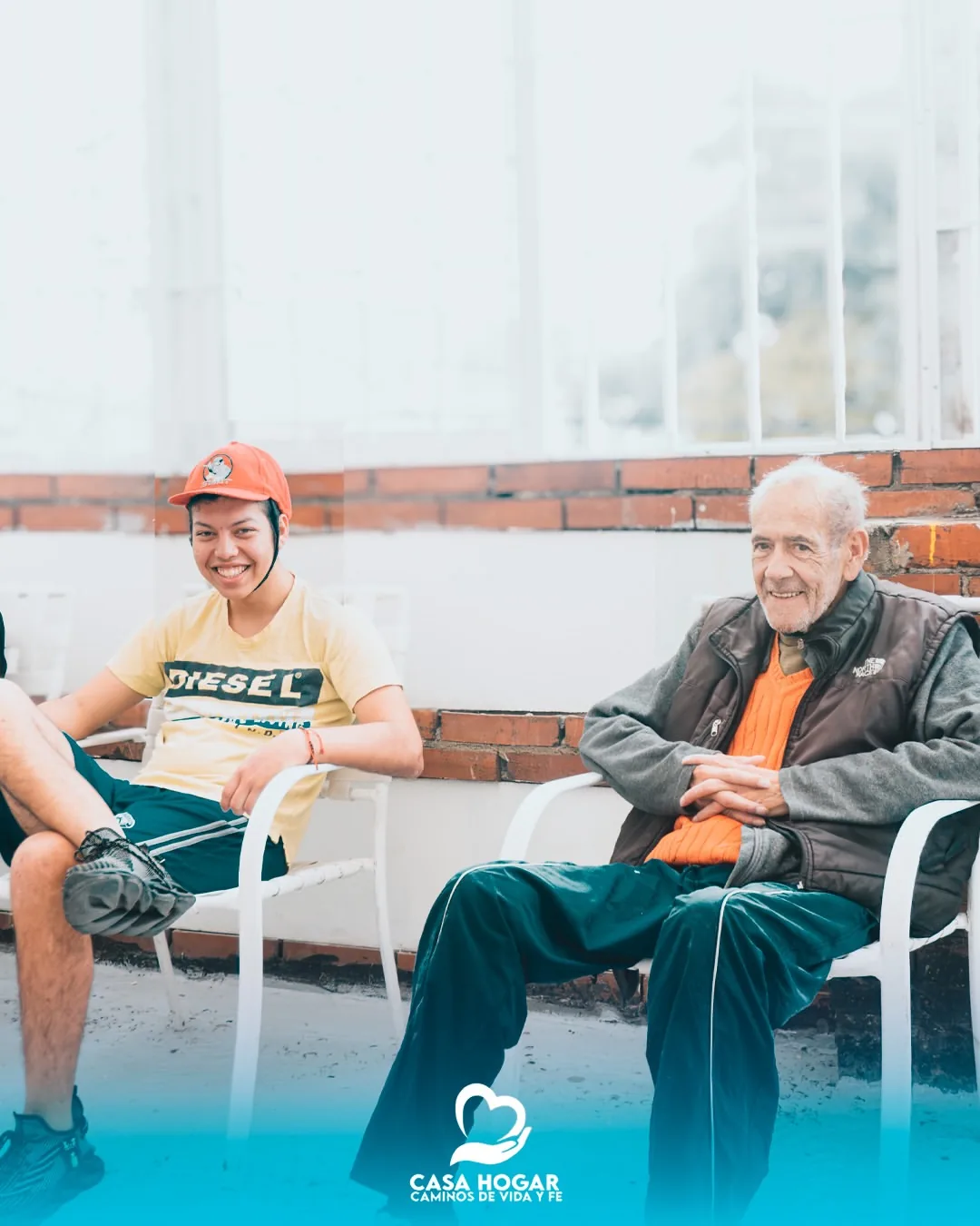 Personas comparten en una terraza del hogar.