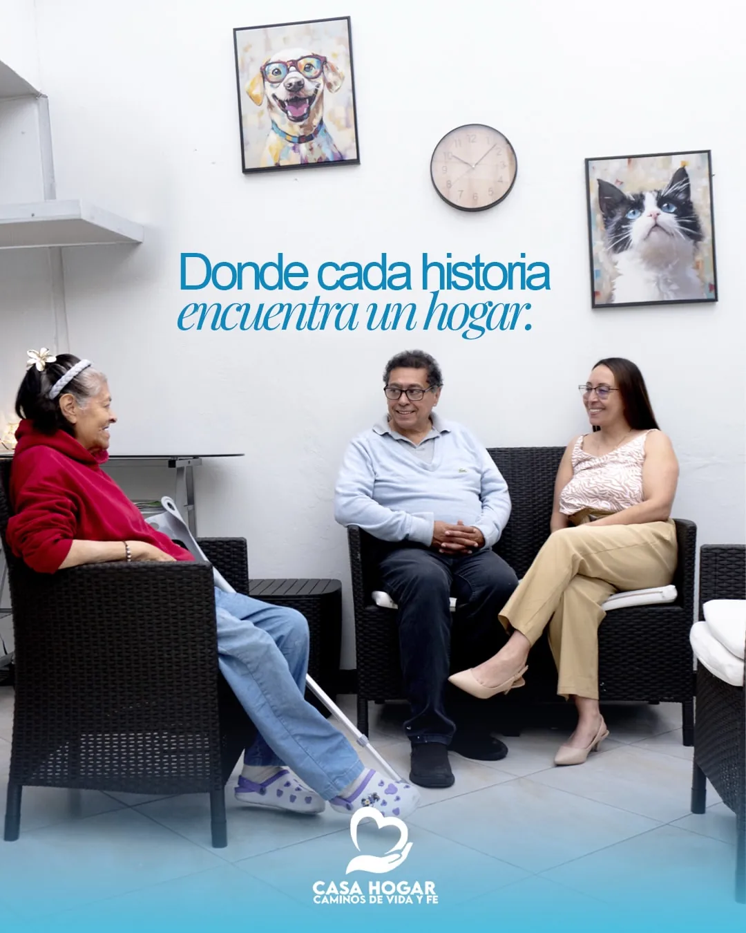 Familia comparte con una persona mayor en Casa Hogar Caminos de Vida y Fe