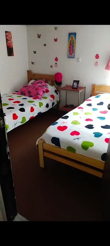 Habitación compartida con dos camas individuales