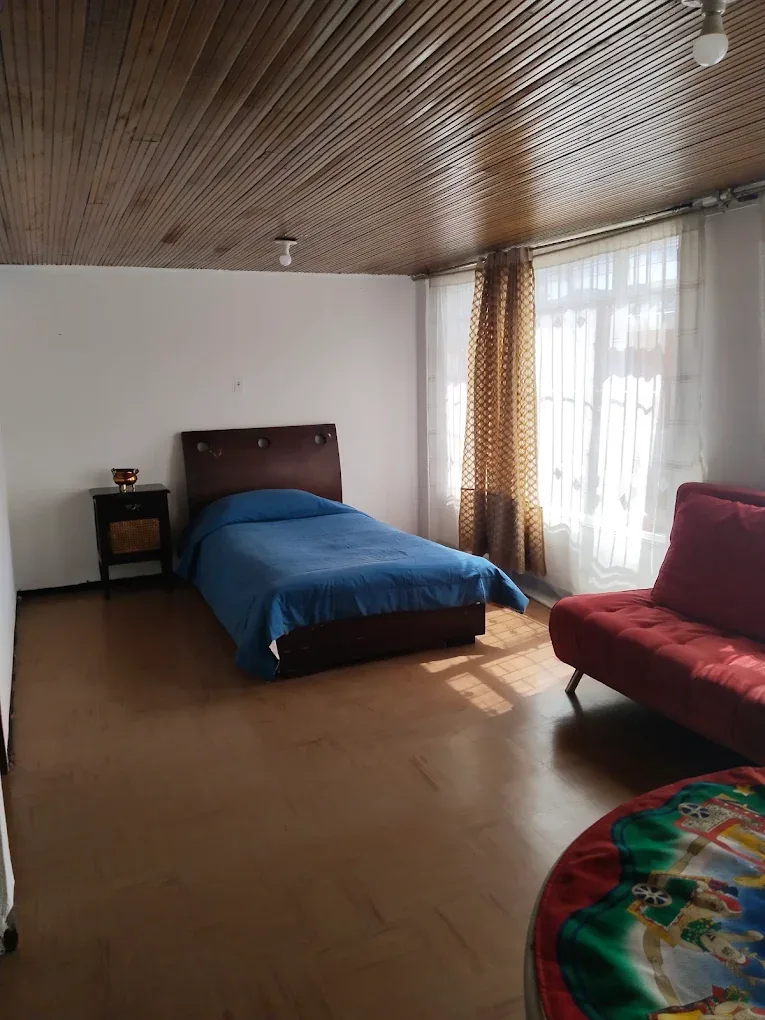 Habitación individual amplia y luminosa de Casa Hogar Caminos de Vida y Fe