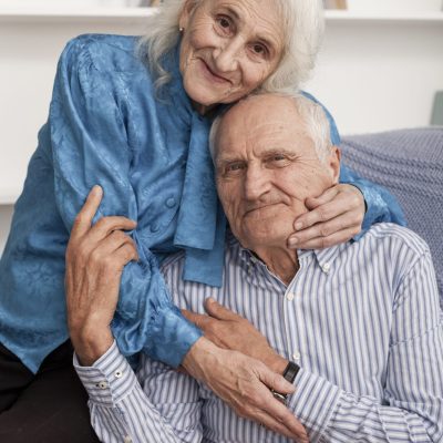 vista-frontal-linda-pareja-senior-juntos